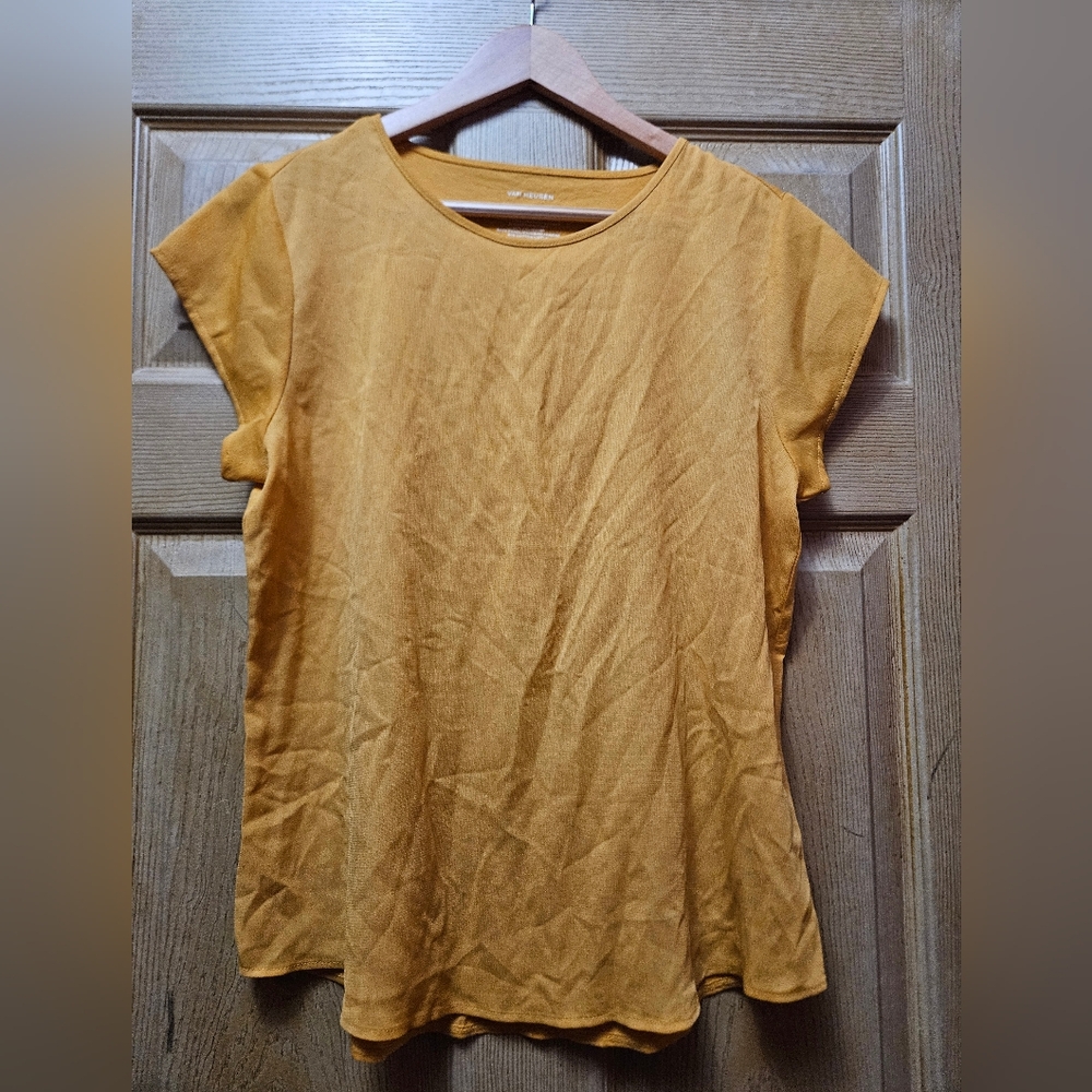 Womans Van Heusen short sleeve lightweight yellow blouse . Never worn No tags